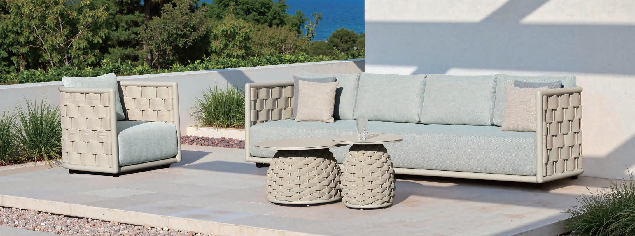 Durable metal restaurant chairs for outdoor dining