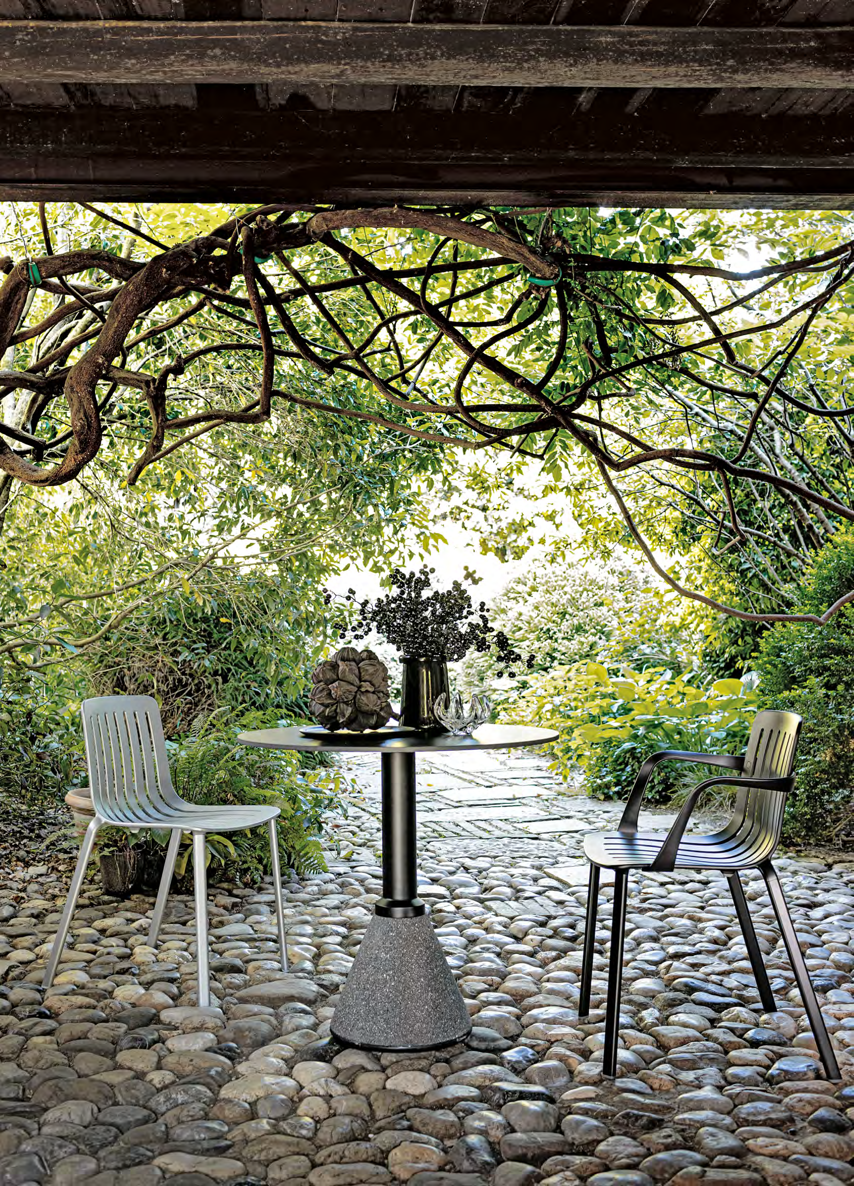Durable teak and aluminum garden furniture arrangement